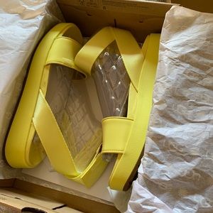 UGG Women's size 8 Lennox Sandal